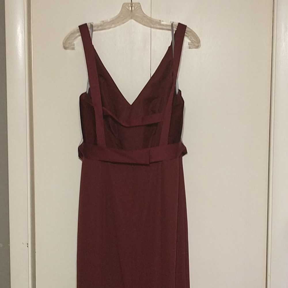 VERA WANG Ladies formal gown with cutout back